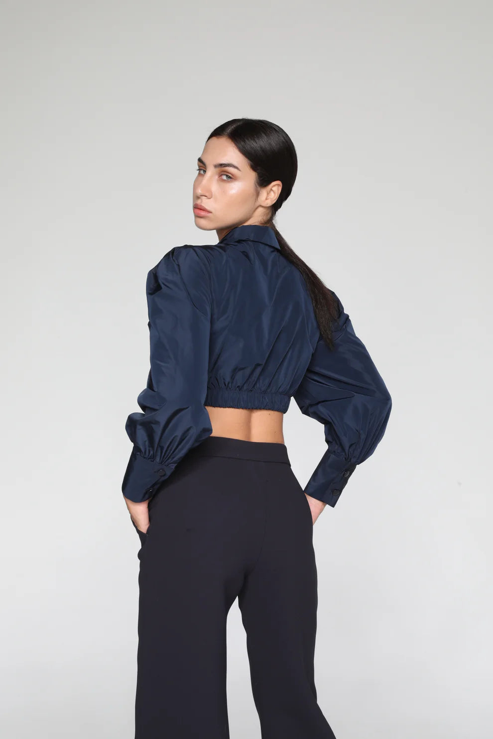 Camicia Crop Effetto Palloncino in Taffetà Blu Navy